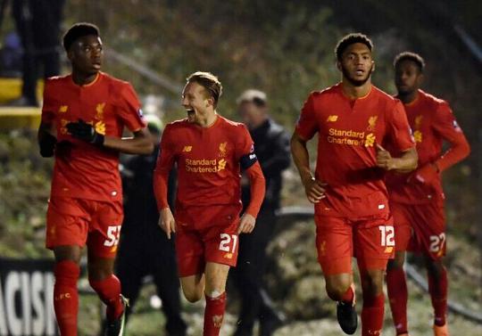 国乒拿下混团世界杯3连冠 采访时被吉祥物“乒乓”硬控 听说桌上的也能带走 全员直接all in 人手两个开心回家