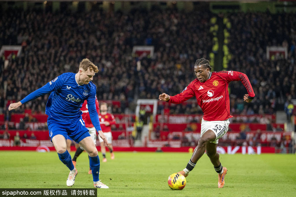 网传视频浙江U20全运会输球后被球迷训话，王钰栋摇头离开